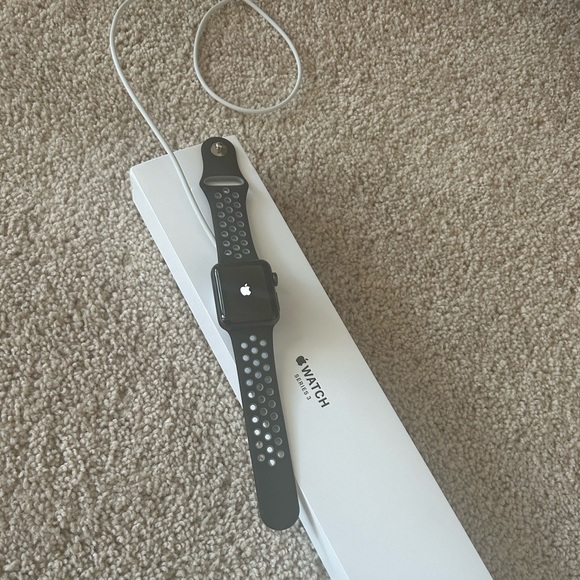 Apple Watch Series 3 - Picture 2 of 3